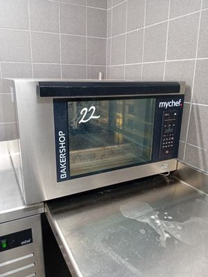un micro-ondes posé sur un plan de travail dans une cuisine