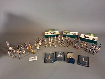 un grand nombre de figurines posées sur une table