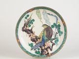 l'image d'une assiette sur laquelle figurent un oiseau et des fleurs
