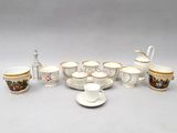 un assortiment de tasses et soucoupes en porcelaine pour le thé et le café