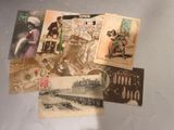 de nombreuses cartes postales anciennes posées sur la table