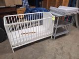 un lit de bébé et un lit dans une chambre où il y a beaucoup de meubles