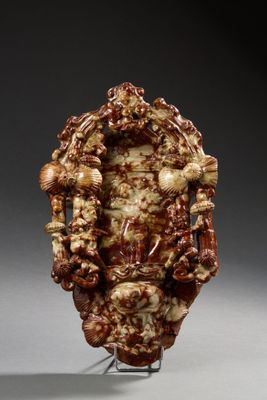 gros plan d'une sculpture de visage sur un socle