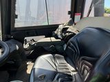 vue de l'intérieur d'un camion depuis le siège du conducteur