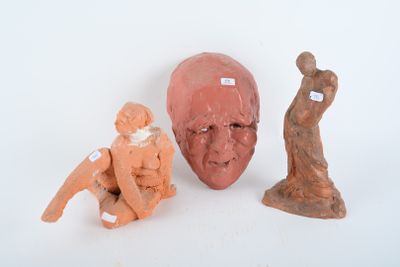 trois figurines en argile représentant un homme, une femme et un homme