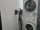 un lave-linge et un sèche-linge dans une petite pièce