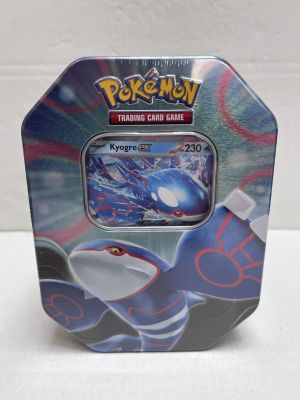 Jeu de cartes à collectionner Pokémon dans une boîte en fer-blanc ornée d'une illustration représentant un personnage Pokémon bleu et blanc
