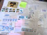 beaucoup de timbres et de cartes postales sur la table