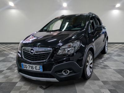 la photo d'une voiture noire garée dans un garage