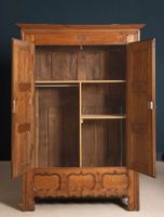 Armoire basse en bois fruitier mouluré ouvrant à deux portes (photo 4)