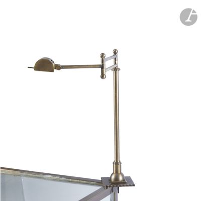 un gros plan d'une lampe posée sur un pied, avec un miroir