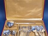 un coffret contenant de l'argenterie, posé sur un fond bleu