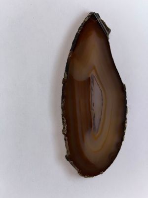 une photo d'une tranche d'agate posée sur une surface blanche
