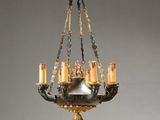 une image représentant un lustre avec des bougies suspendues au plafond