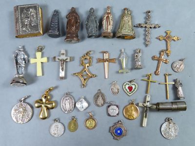 beaucoup d'objets religieux sur la table