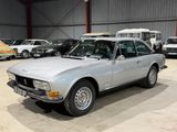 la photo d'une voiture argentée garée dans un garage