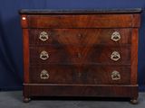 une commode ancienne avec un dessus en marbre et des poignées en laiton