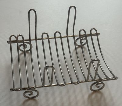 une étagère métallique munie de nombreux crochets