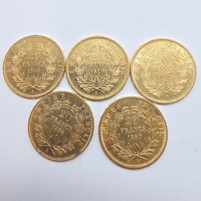 cinq pièces « sovereign » en or, dont l'une est une « sovereign sovereign »