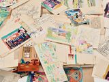une pile de vieilles cartes postales posée sur une table