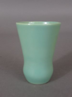 Kéramos Sèvres - Petit vase en céramique verte.