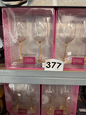 trois verres à vin dans les boîtes roses posées sur l'étagère