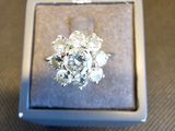 une bague en diamant dans un écrin posé sur une table