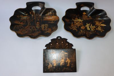 trois plateaux noirs et dorés sur lesquels figurent des photos de personnes