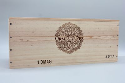 une boîte en bois sur laquelle figure un logo