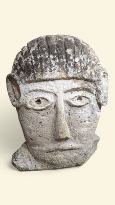 une statue d'un homme avec un chapeau sur la tête