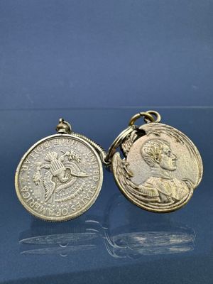 une paire de boutons de manchette en forme de pièces d'or sur fond bleu