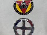 On voit deux insignes sur un fond blanc, ornés d'un motif rouge et jaune.