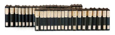 six livres en noir et blanc sont empilés les uns sur les autres