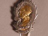 une broche en argent et en or représentant une femme