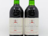 deux bouteilles de vin rouge posées l'une à côté de l'autre sur une table