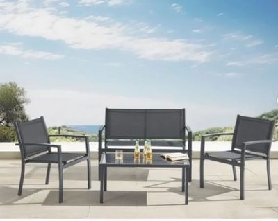 Le mobilier de jardin est installé sur une terrasse avec vue sur l'océan