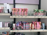 beaucoup de produits de beauté sur les rayons du magasin
