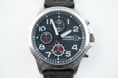 gros plan d'une montre sur une surface blanche
