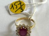 une bague en or avec une pierre rose et un cordon blanc
