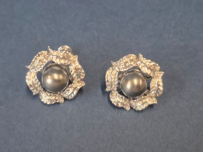 deux paires de boucles d'oreilles en argent ornées de perles, sur un fond bleu