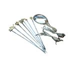 un ensemble d'objets métalliques comprenant notamment un miroir et une paire de ciseaux