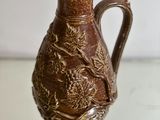 un vase marron posé sur une table en verre