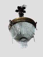 Un lustre corbeille à pampilles de style Louis XVI.