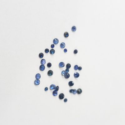 un ensemble de saphirs bleus sur un fond blanc