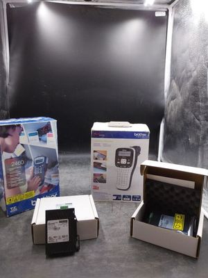 trois cartons posés par terre les uns à côté des autres