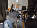 une machine qui se trouve dans une pièce où il y a de nombreuses pièces de bois