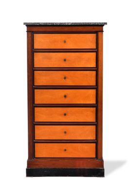 une commode en bois avec un plateau en marbre