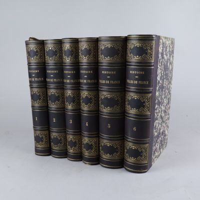 six livres alignés sur une surface blanche avec un fond blanc