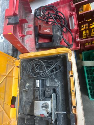 une boîte contenant une perceuse et d'autres outils