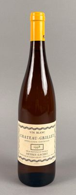 une bouteille de vin posée sur une table